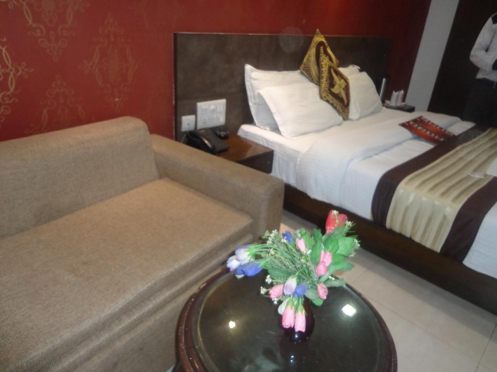 Hotel Milllennium 2000 Dx Yeni Delhi Dış mekan fotoğraf