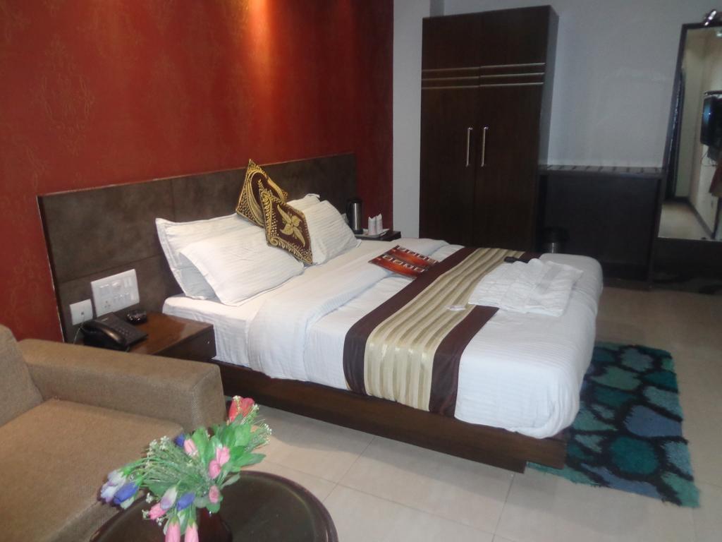 Hotel Milllennium 2000 Dx Yeni Delhi Dış mekan fotoğraf