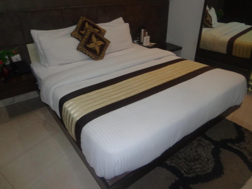 Hotel Milllennium 2000 Dx Yeni Delhi Dış mekan fotoğraf