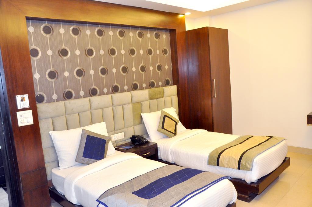 Hotel Milllennium 2000 Dx Yeni Delhi Dış mekan fotoğraf