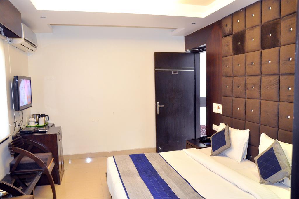 Hotel Milllennium 2000 Dx Yeni Delhi Dış mekan fotoğraf