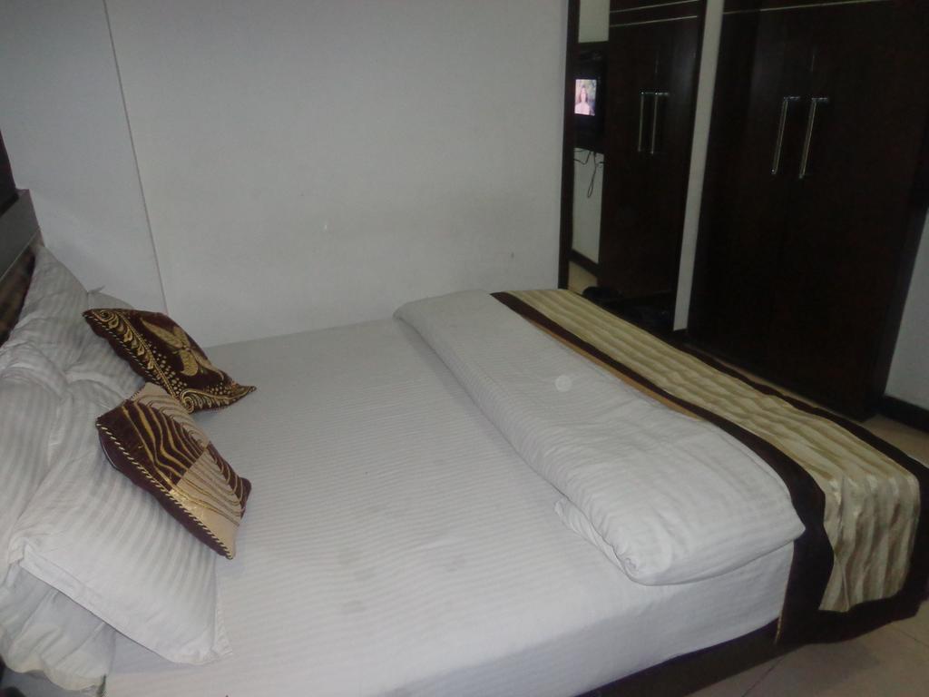 Hotel Milllennium 2000 Dx Yeni Delhi Dış mekan fotoğraf