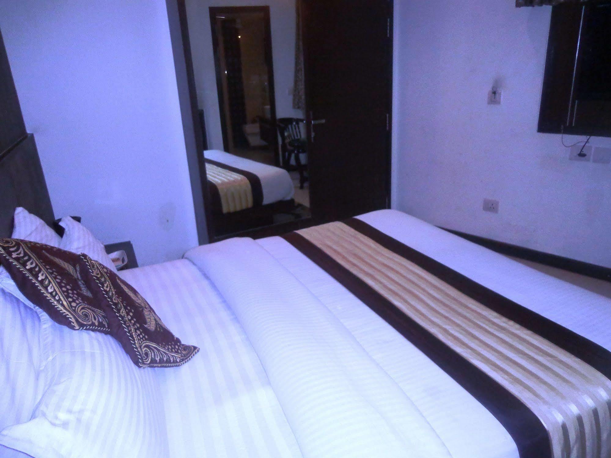 Hotel Milllennium 2000 Dx Yeni Delhi Dış mekan fotoğraf