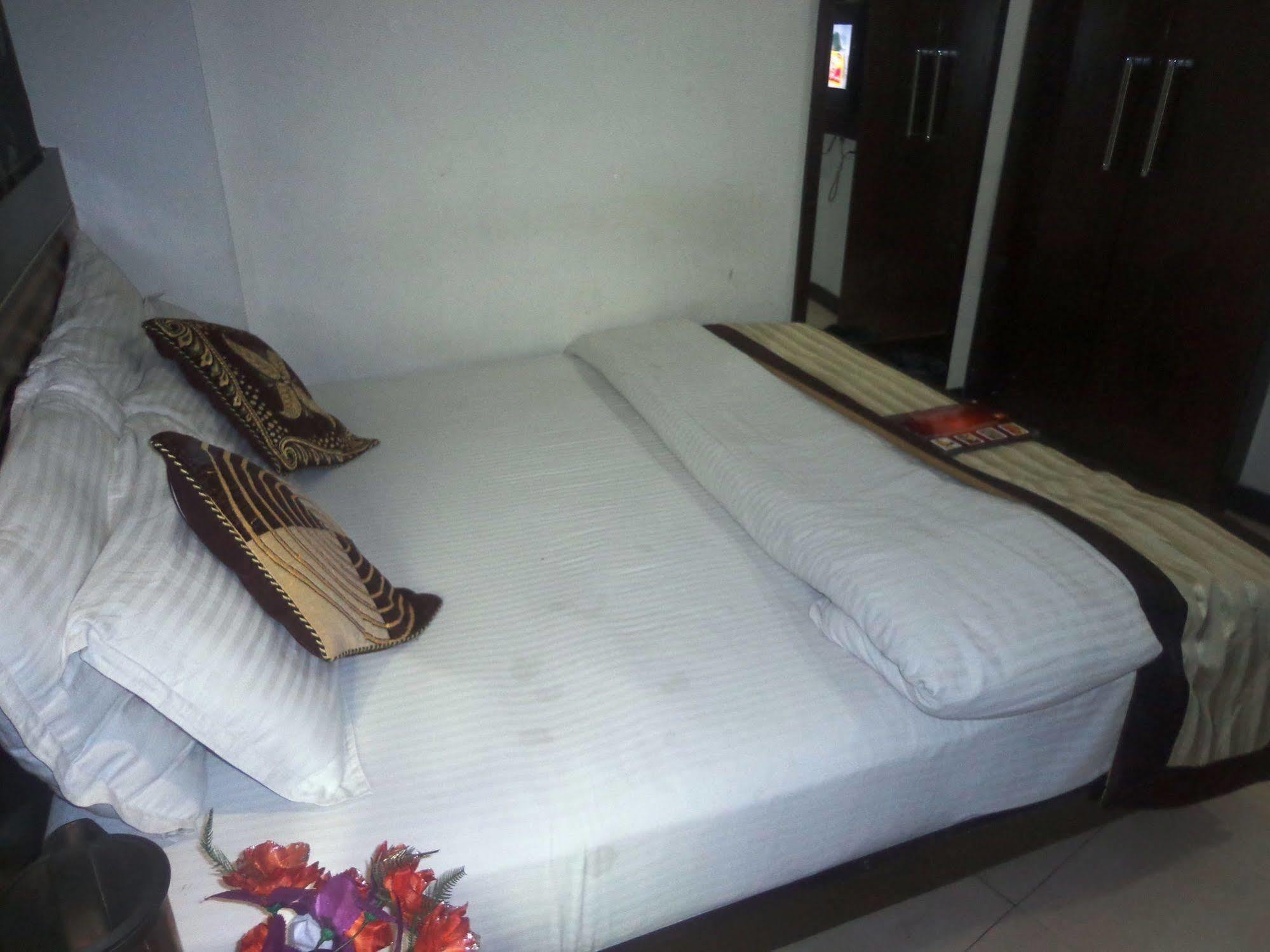 Hotel Milllennium 2000 Dx Yeni Delhi Dış mekan fotoğraf