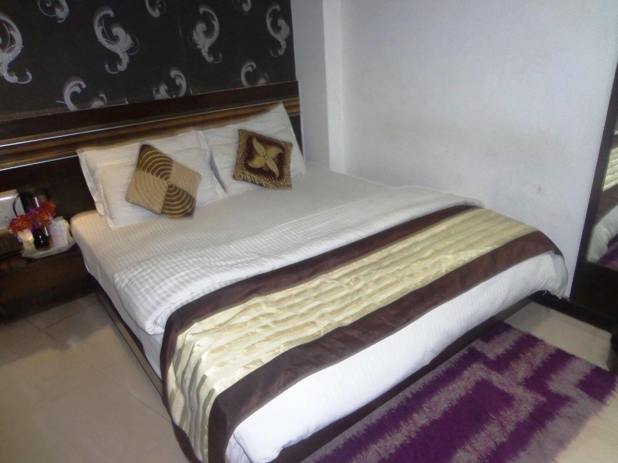 Hotel Milllennium 2000 Dx Yeni Delhi Dış mekan fotoğraf