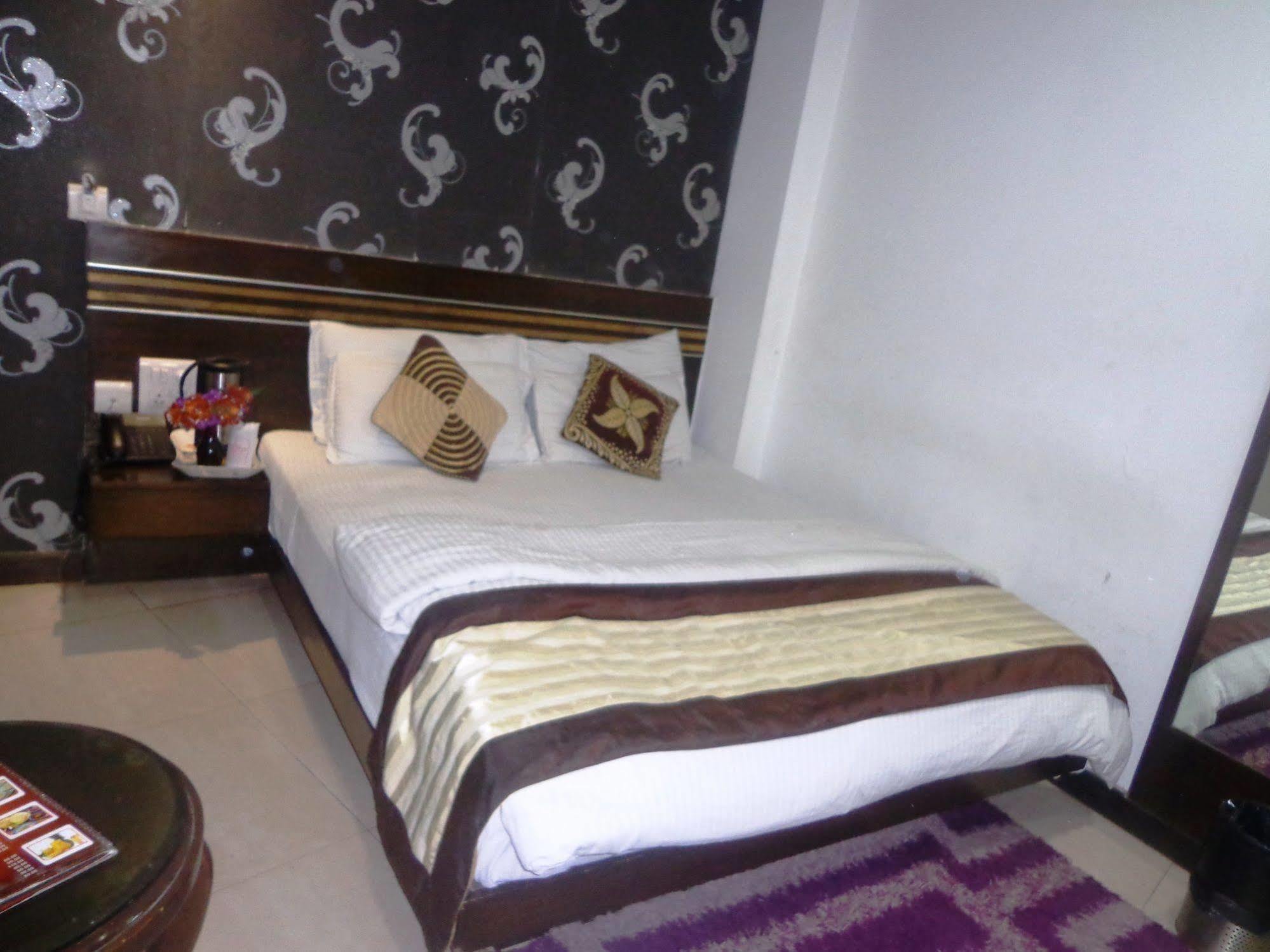 Hotel Milllennium 2000 Dx Yeni Delhi Dış mekan fotoğraf