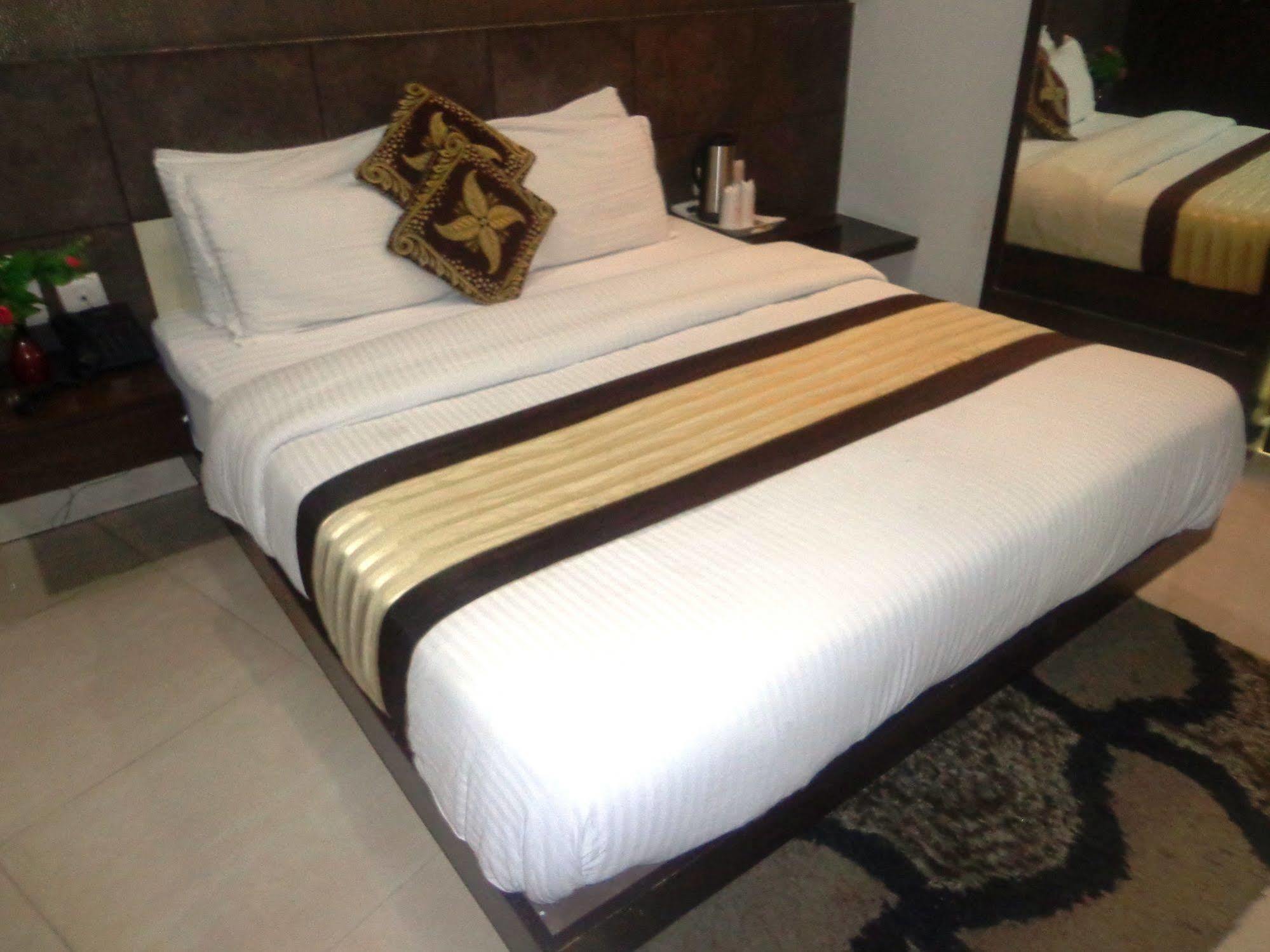 Hotel Milllennium 2000 Dx Yeni Delhi Dış mekan fotoğraf