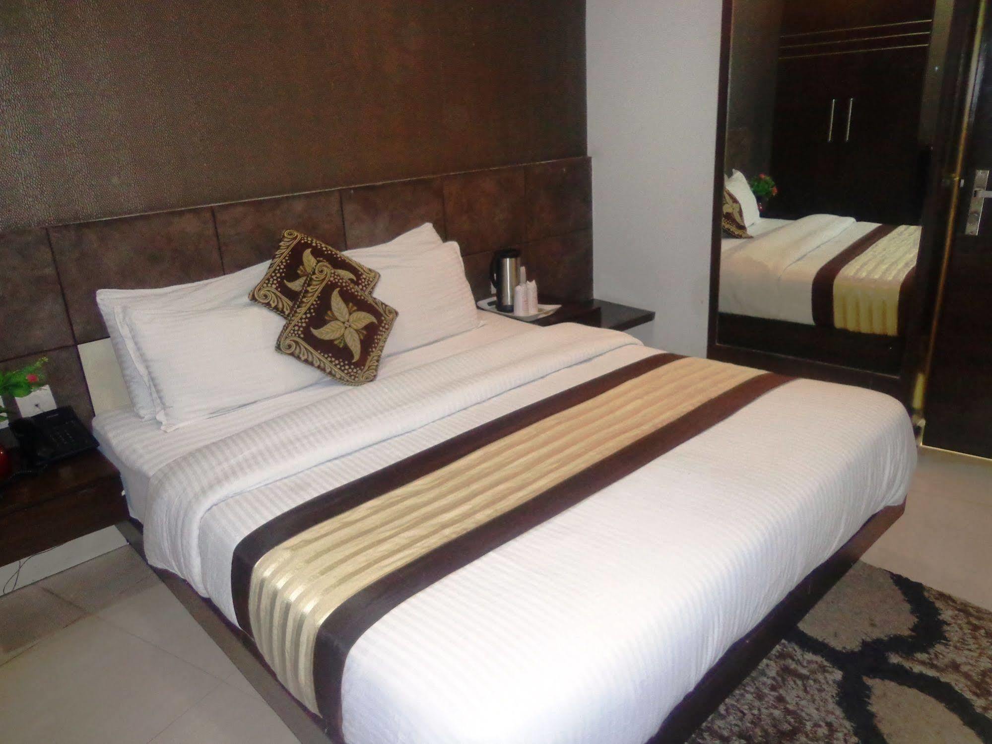 Hotel Milllennium 2000 Dx Yeni Delhi Dış mekan fotoğraf