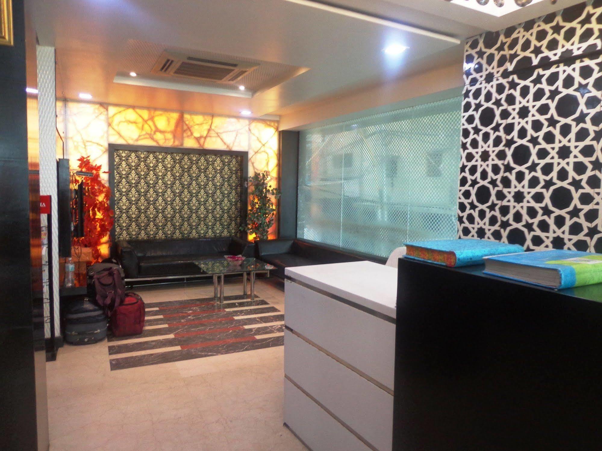Hotel Milllennium 2000 Dx Yeni Delhi Dış mekan fotoğraf