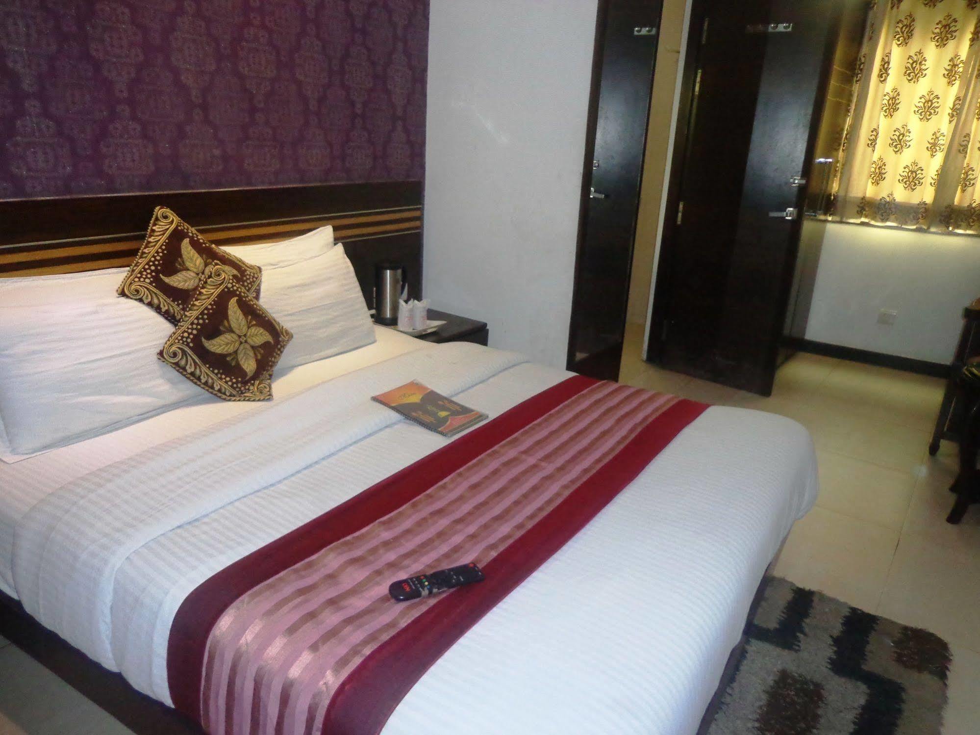 Hotel Milllennium 2000 Dx Yeni Delhi Dış mekan fotoğraf