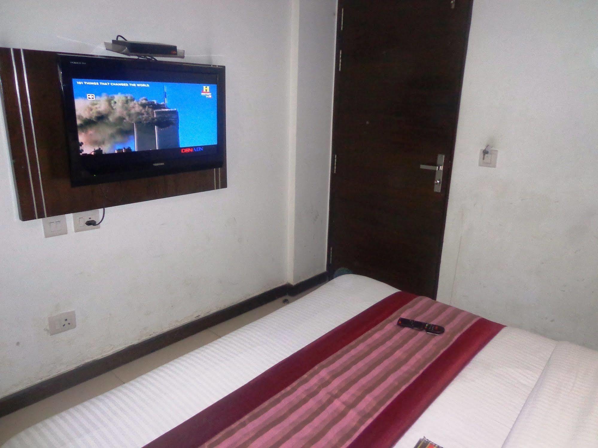 Hotel Milllennium 2000 Dx Yeni Delhi Dış mekan fotoğraf