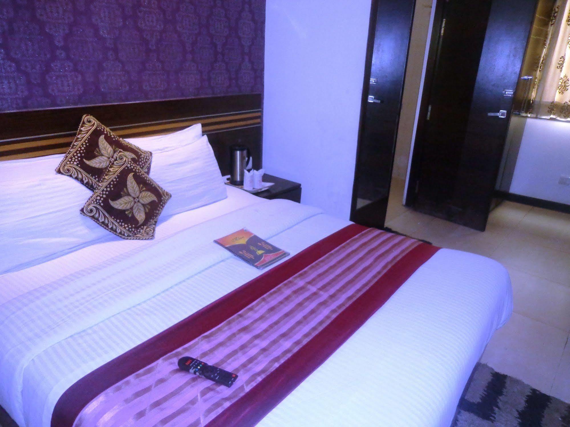 Hotel Milllennium 2000 Dx Yeni Delhi Dış mekan fotoğraf