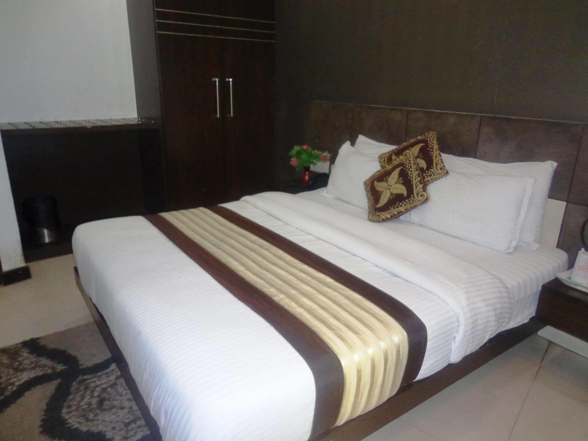Hotel Milllennium 2000 Dx Yeni Delhi Dış mekan fotoğraf