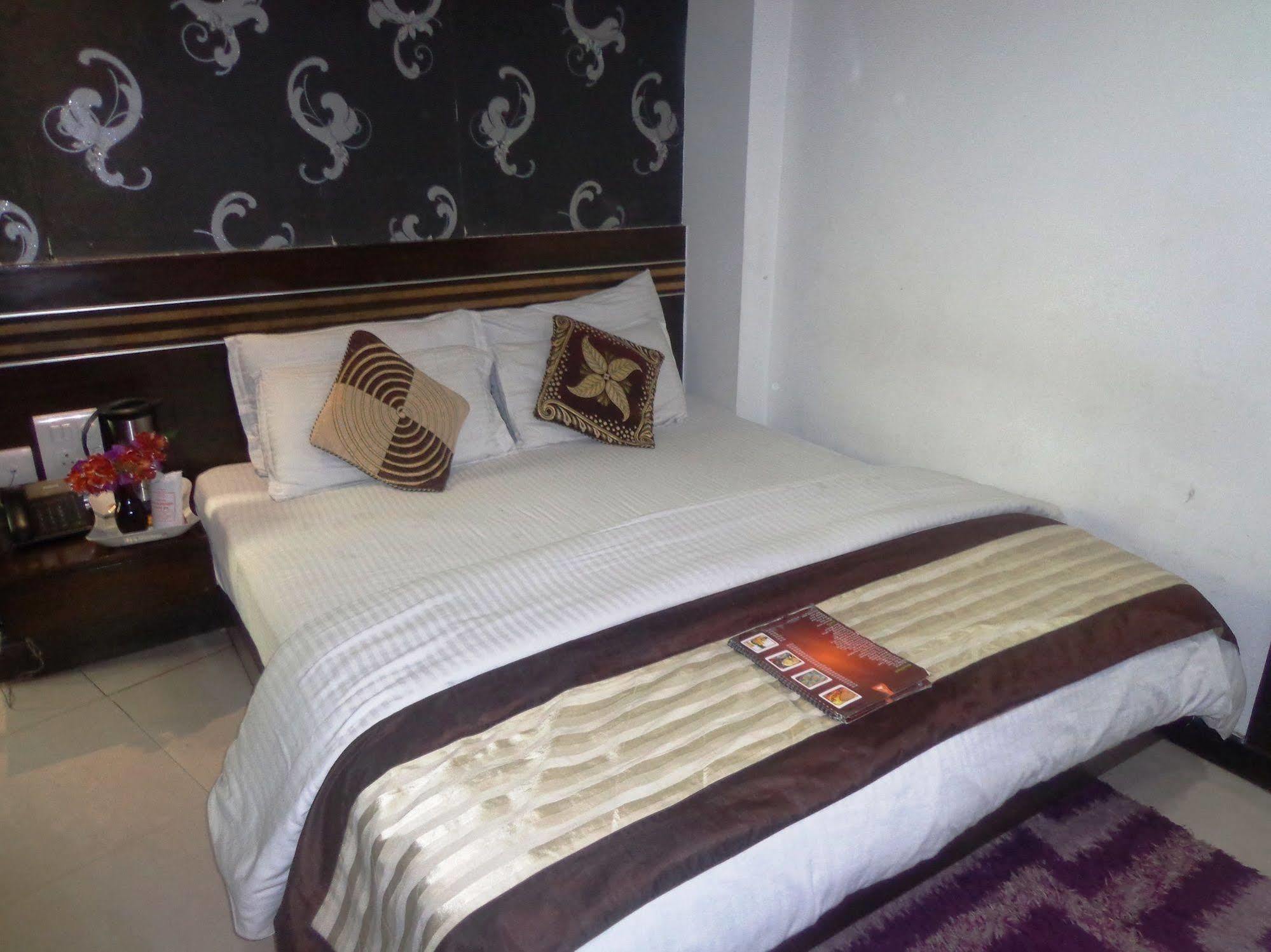 Hotel Milllennium 2000 Dx Yeni Delhi Dış mekan fotoğraf